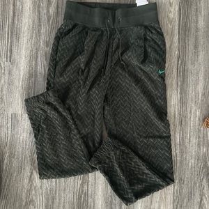 Nike women’s joggers NWT